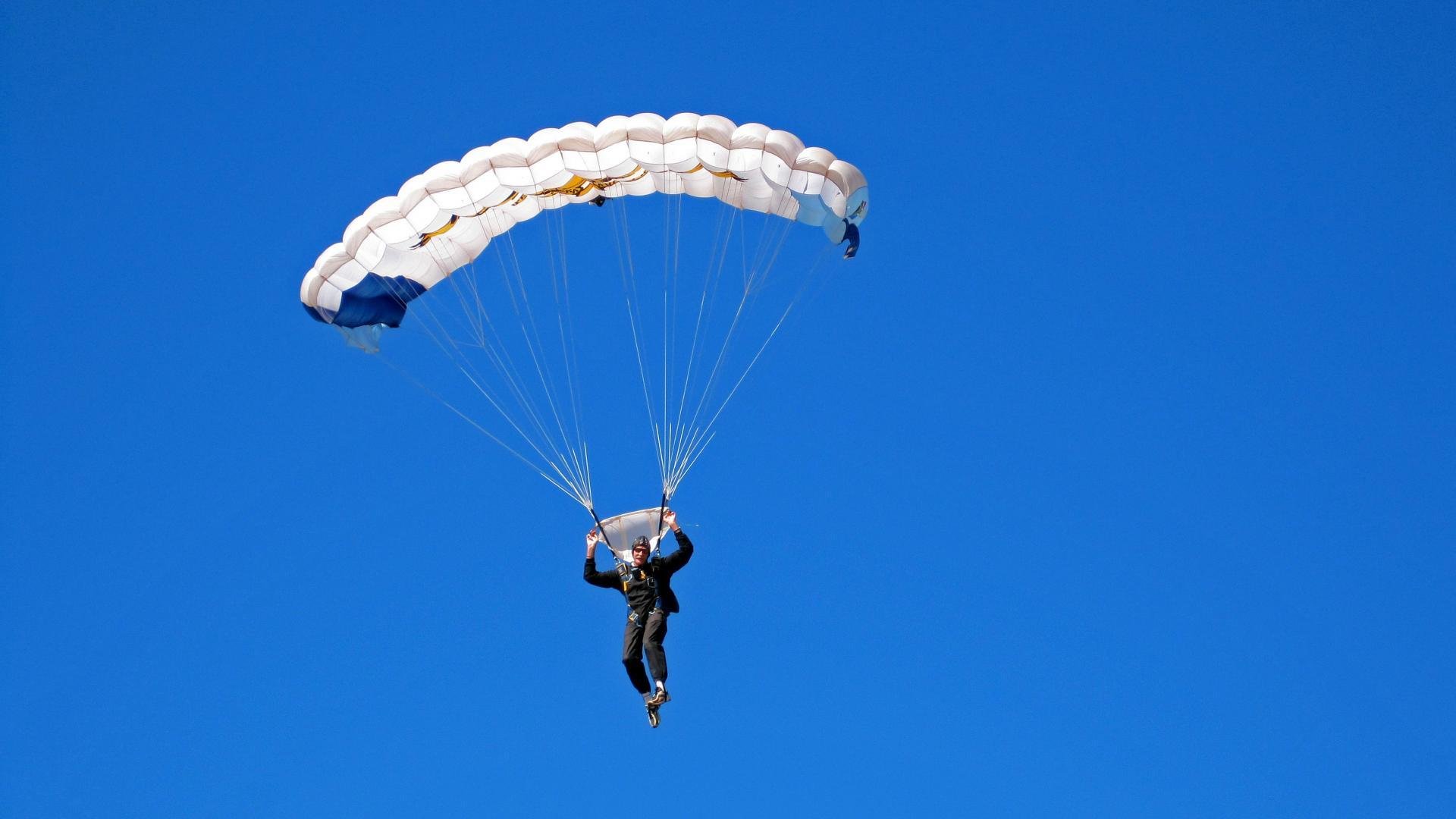 哈兰德的身体对抗能力在英超赛场尤为突出,哈兰德过人集锦